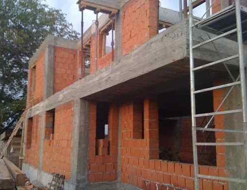 constructie casa la rosu